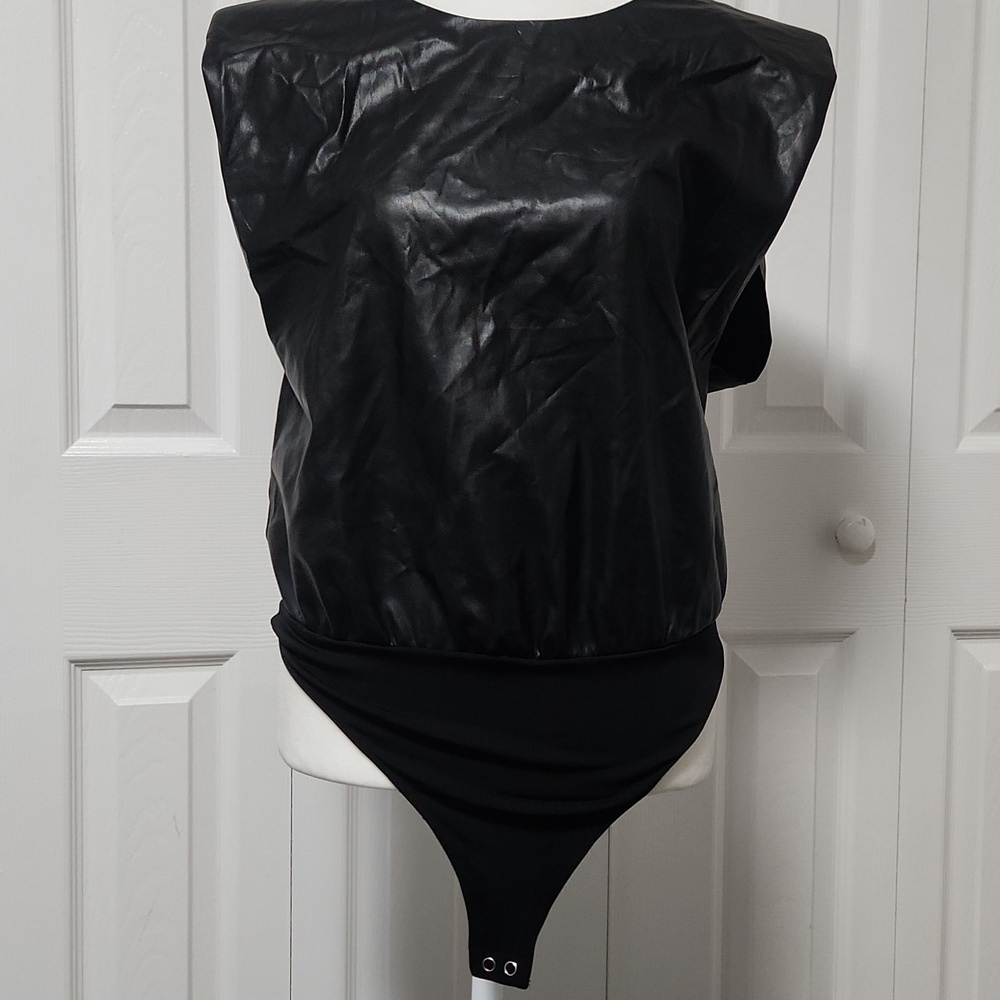 Good American Strong Shoulder Faux Leather Bodysuit - Picture 5 of 8